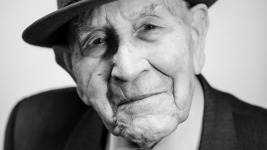 Retrato de anciano con traje, corbata y sombrero