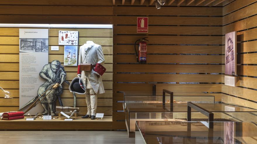 Vista de un ala del Centro de Interpretación de Nuevo Baztán (maquetas e industria textil) Vista de las vitrinas con maquetas y la relacionada con la industria textil del Centro de Interpretación de Nuevo Baztán