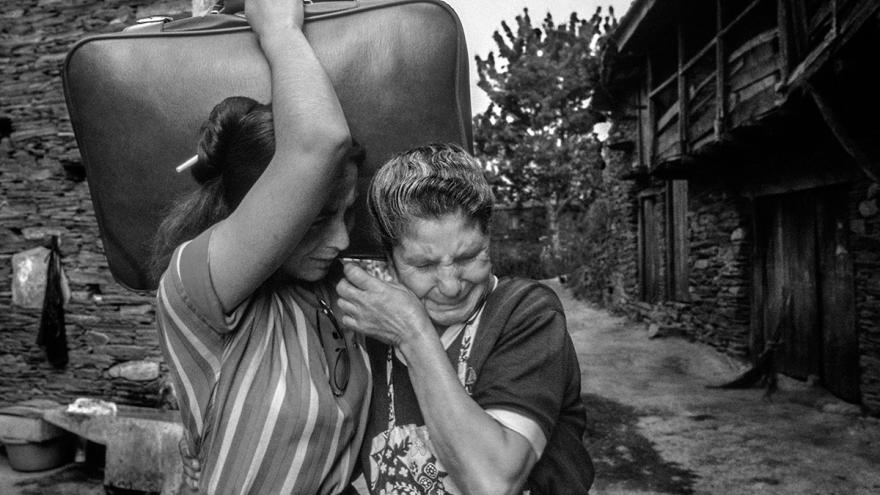 Dos mujeres llorando mientras una agarra una maleta con gesto de marcharse