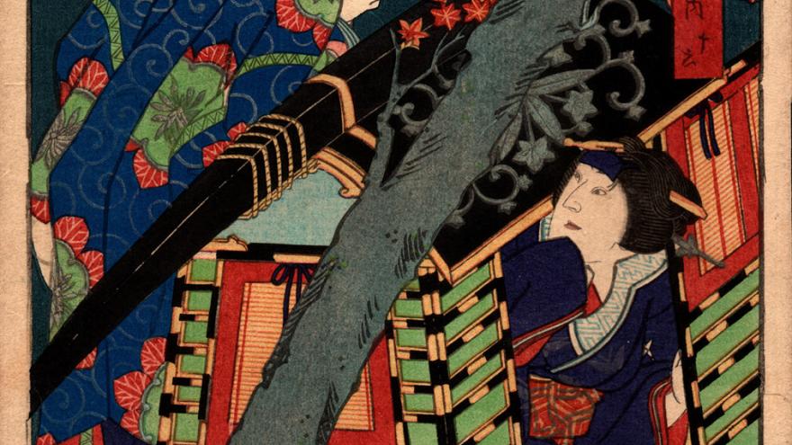 Mujer japonesa dentro de una caseta observa a un hombre con abanico