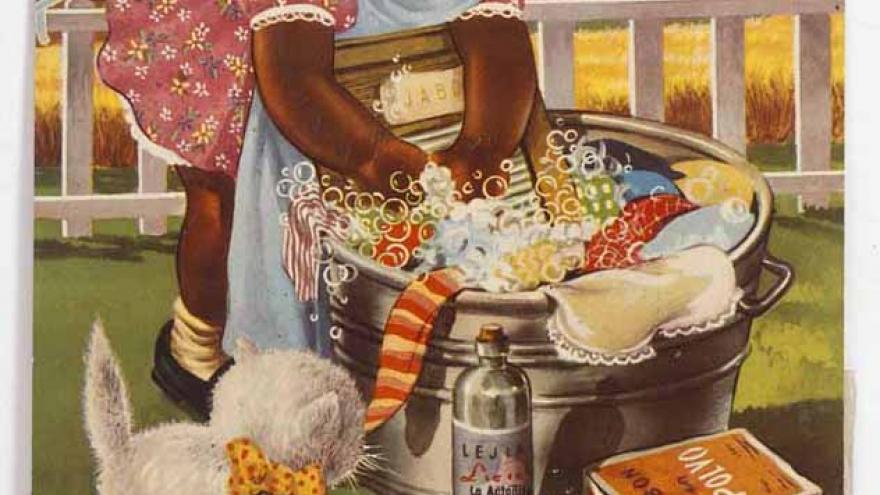 Niña con  lazo en la cabeza haciendo la colada junto a un gato