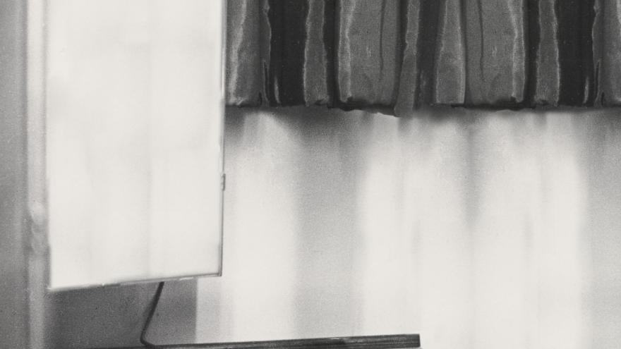 Fotografía en blanco y negro de un interior