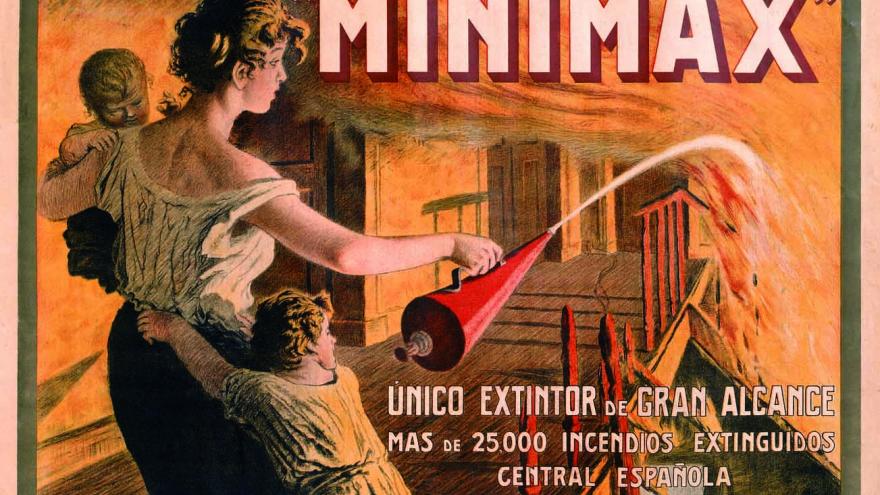 Mujer con dos niños extinguiendo un incendio 