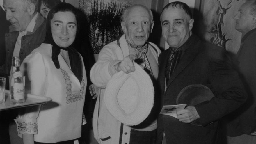 Picasso con un grupo de amigos