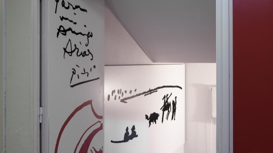 Puerta blanca con vinilo en negro con escena taurina pintada por Picasso. Acceso al museo