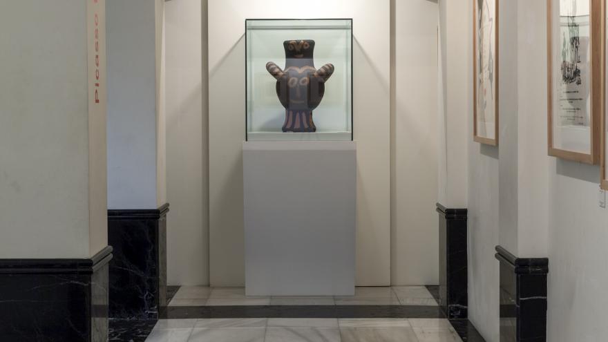 Vitrina con ánfora antropomorfa pintada por Picasso en el Museo Picasso de Buitrago del Lozoya