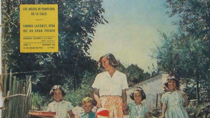 Portada revista, mujer con niños