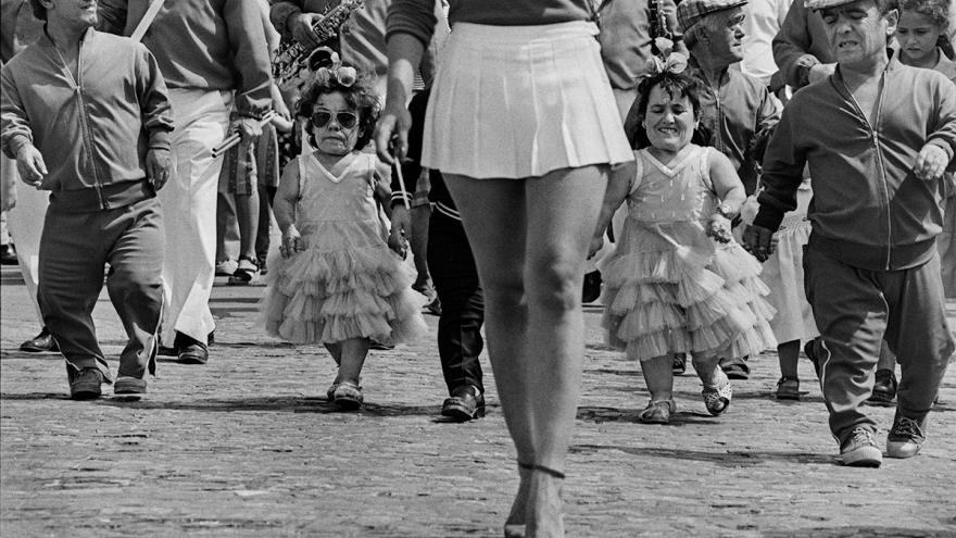 Mujeres con enanismo vestidas de flamenca 