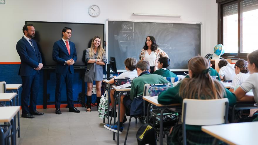 El consejero Emilio Viciana durante su visita al CEIPSO Josep Tarradellas