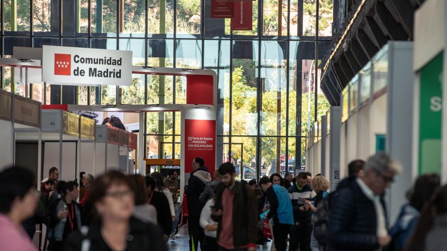 Visitantes en la XV Feria de empleo para personas con discapacidad