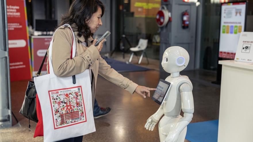 Visitante con robot
