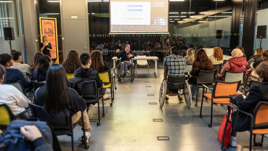 Visitantes escuchando ponencia en un aula