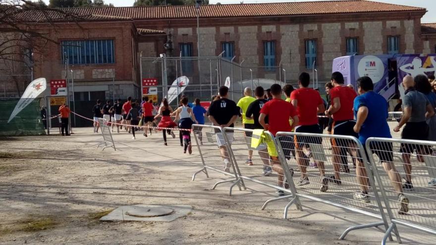 Jóvenes practicando cross a zancadas