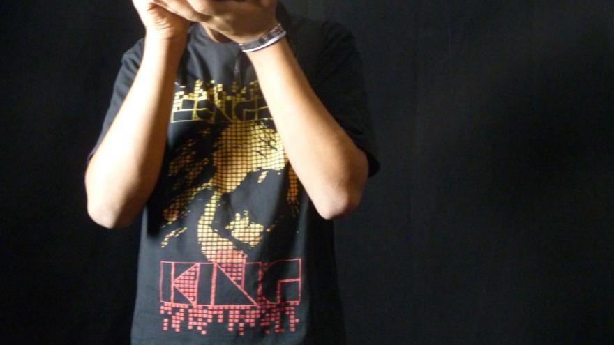 Menor haciendo fotos