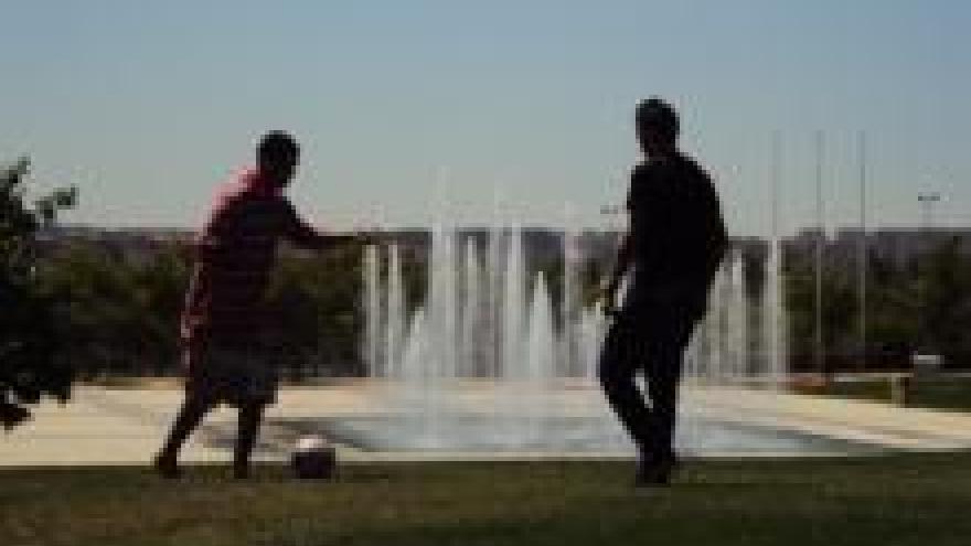 Jóvenes jugando en una fuente