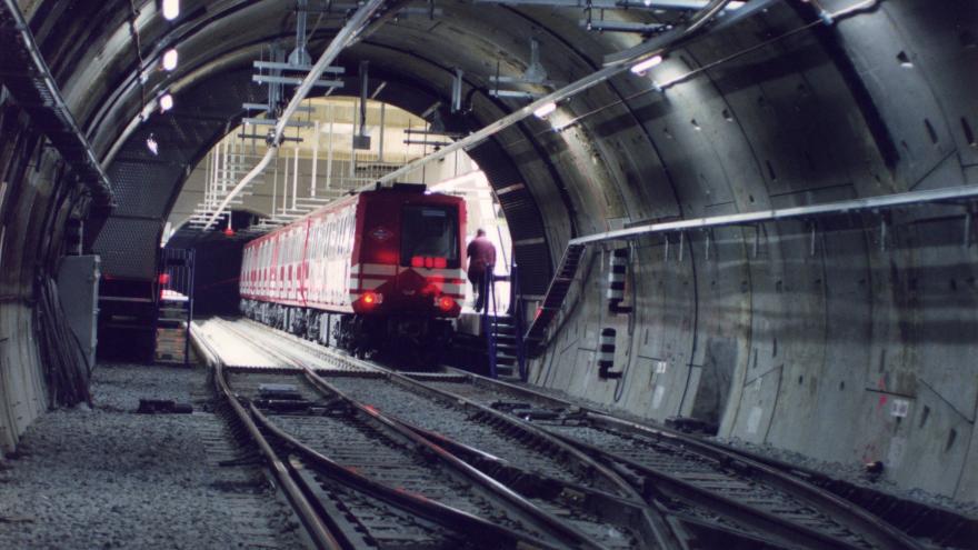 Al fondo estación de Parque de Santa María