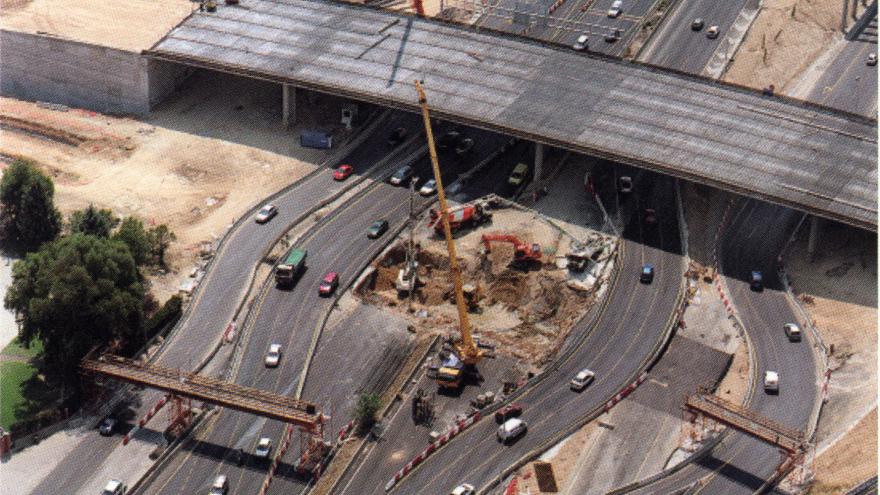 Vista aérea de la ejecución de pilotes y losa superior en carriles centrales de la autopista