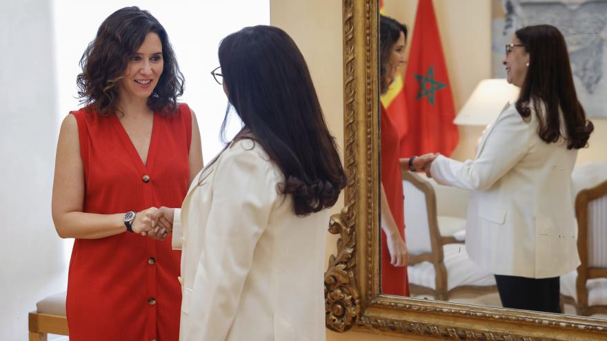 La presidenta conversa con la embajadora de Marruecos