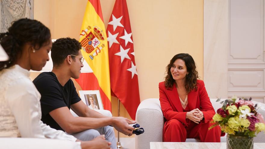La presidenta conversa con el nadador