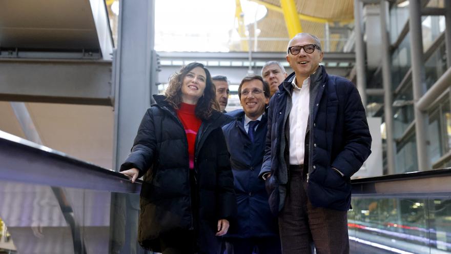 La presidenta durante el recorrido en Metro de Madrid