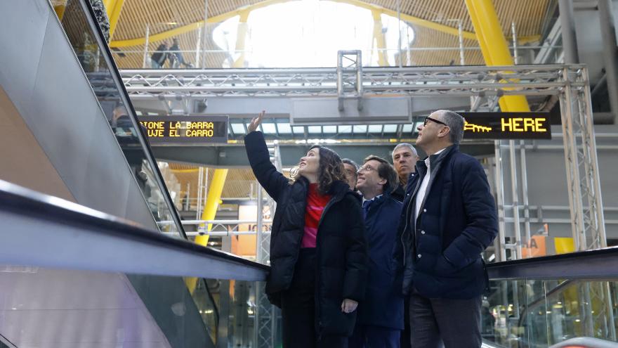 La presidenta durante el recorrido en Metro de Madrid