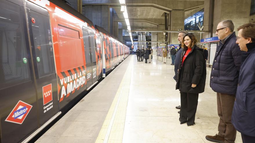 La presidenta durante el recorrido en Metro de Madrid