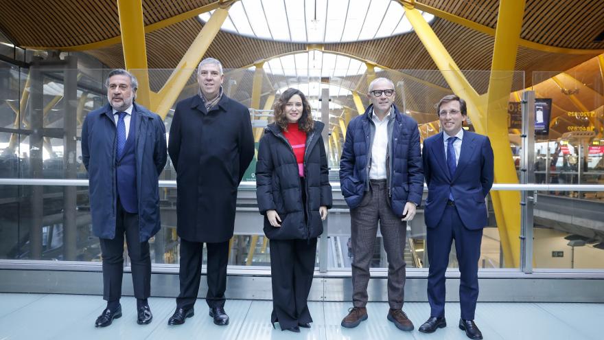 La presidenta durante el recorrido en Metro de Madrid