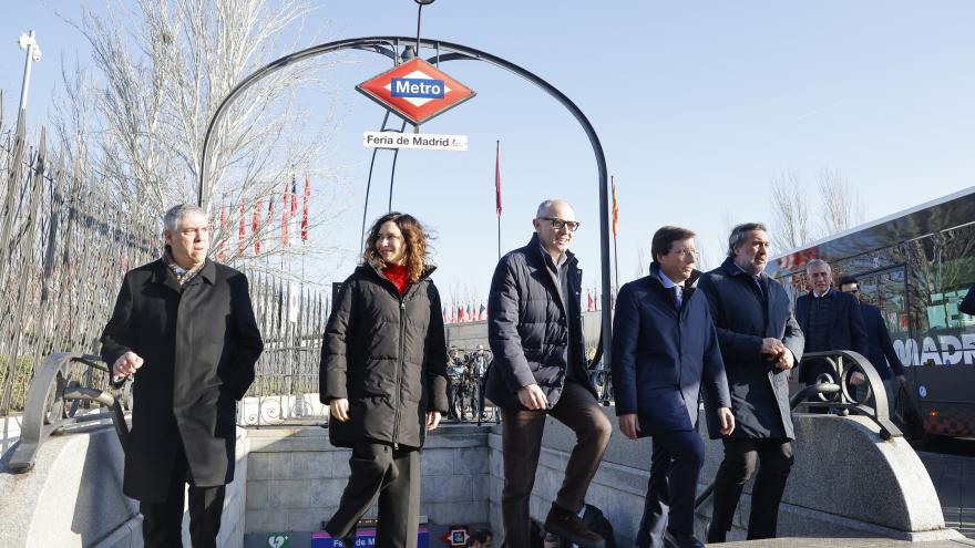 La presidenta durante el recorrido en Metro de Madrid