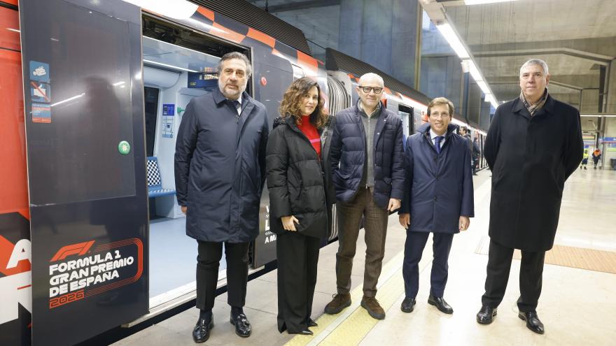 La presidenta durante el recorrido en Metro de Madrid