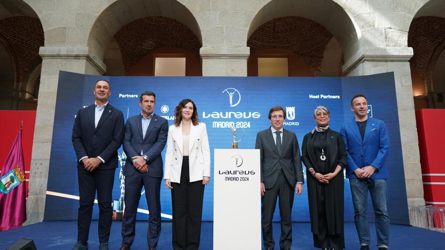 La presidenta con el premio 