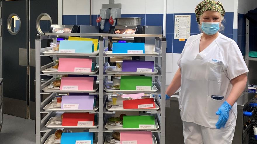Bandejas repletas de felicitaciones para los pacientes en el Día del LIbro