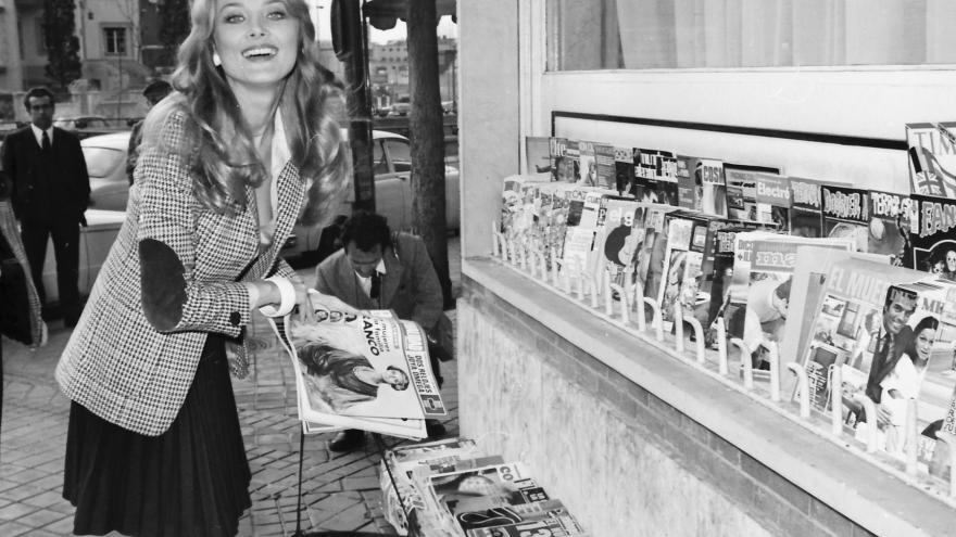 Imagen de una mujer joven en un quiosco de revistas