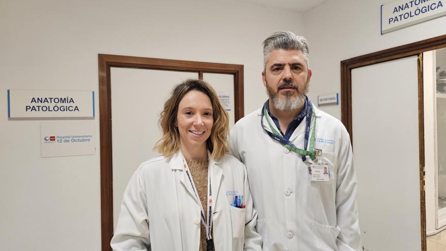 Retrato de dos profesionales médicos con bata blanca.