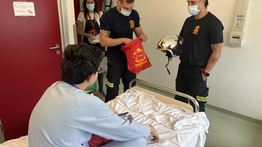 Bomberos en habitación de hospital