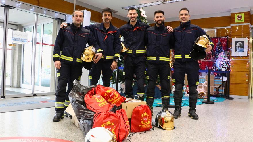 Bomberos de la Comunidad de Madrid en el Hospital Severo Ochoa en Navidad 2024