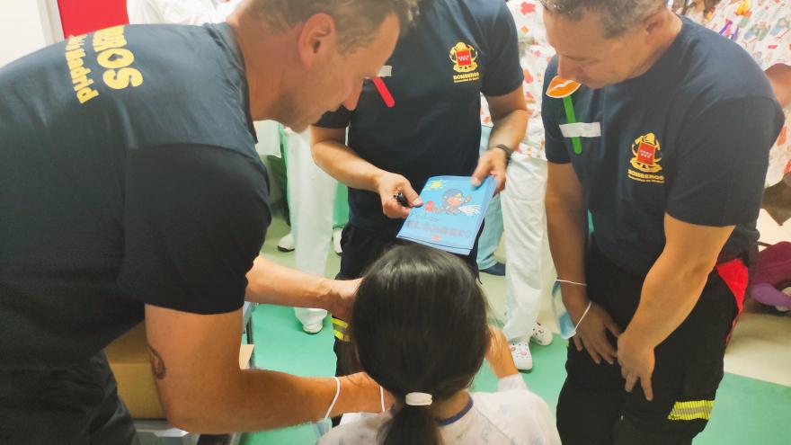El Hospital Universitario de Fuenlabrada celebra el Día del Niño con los pacientes pediátricos Bomberos entregan juguetes a niña hospitalizada