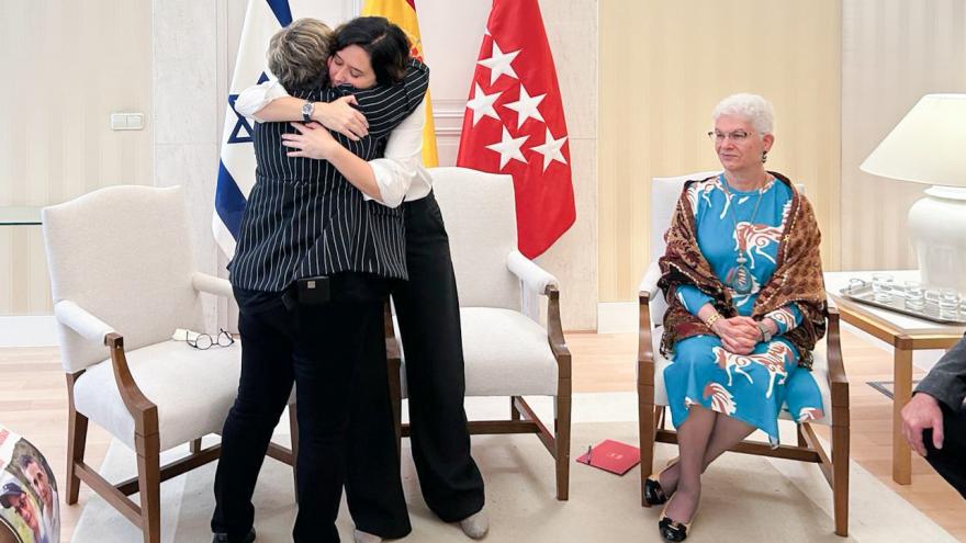 Isabel Díaz Ayuso con Clara Marman y los familiares de los israelíes secuestraos