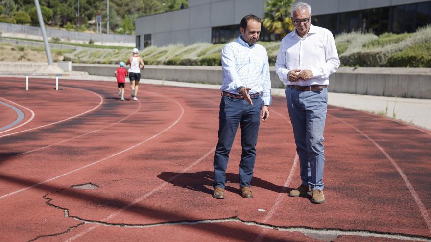 El consejero Carlos Izquierdo supervisando las obras
