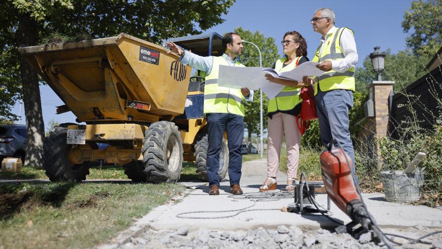 El consejero Carlos Izquierdo supervisando las obras