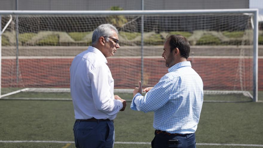 El consejero Carlos Izquierdo supervisando las obras