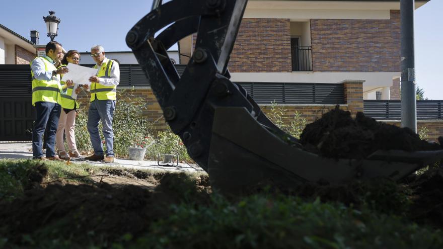 El consejero Carlos Izquierdo supervisando las obras