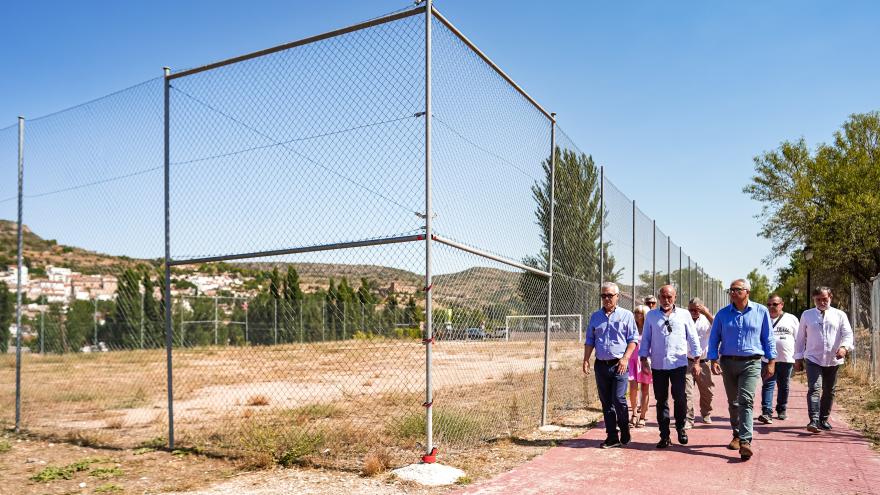 El consejero Carlos Izquierdo con otras personas en su visita