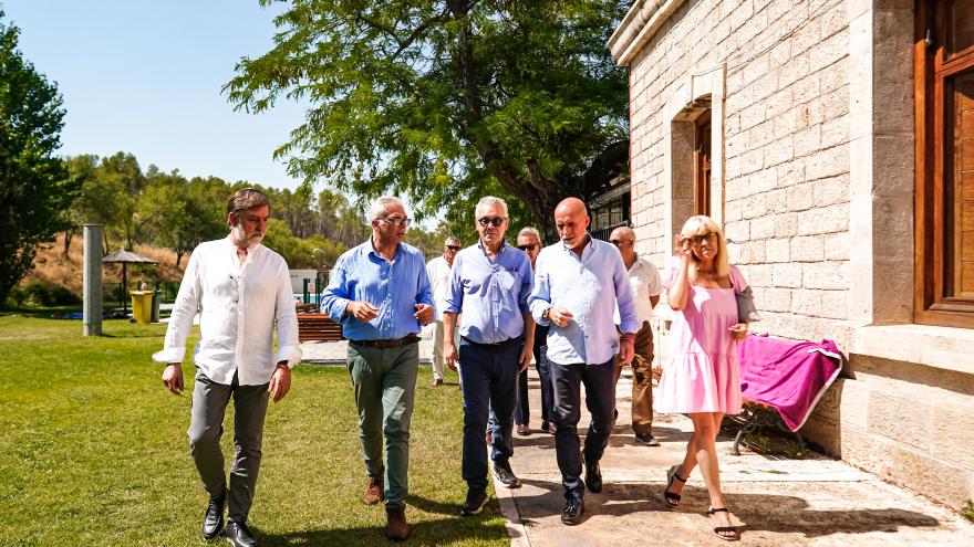 El consejero Carlos Izquierdo con otras personas en su visita
