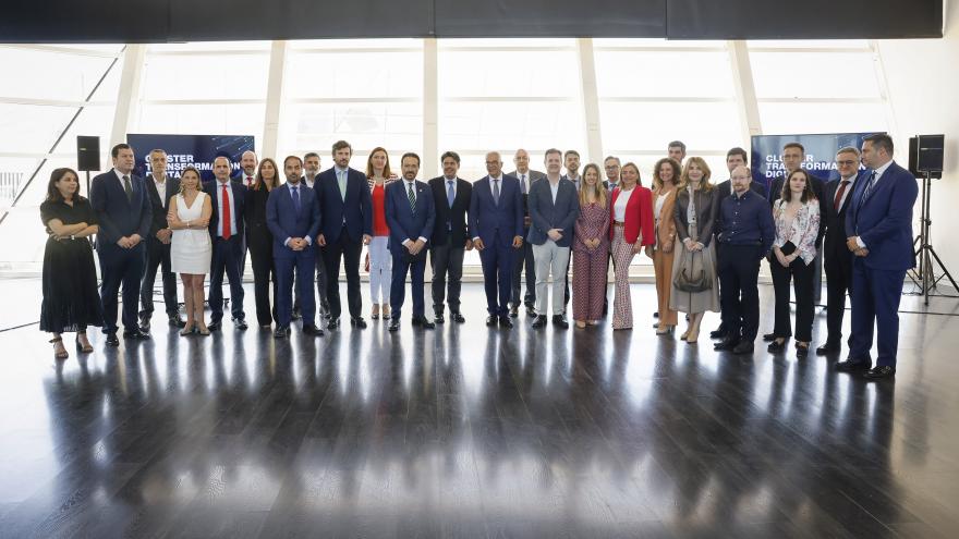 El consejero Carlos Izquierdo con los asistentes al evento