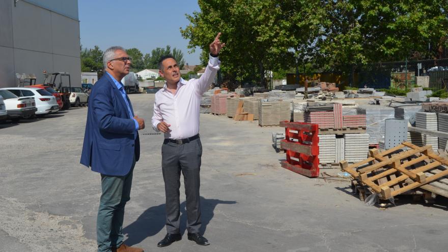 La Comunidad de Madrid construirá en Griñón una zona deportiva con pistas de pádel, un gimnasio exterior y un aparcamiento en superficie El consejero Carlos Izquierdo conversando en su visita