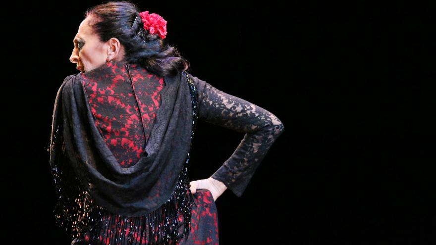 Carmen Cortes de espalda con su mantón