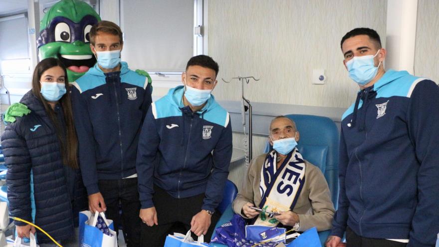 Jugadores del Club Deportivo Leganés con paciente oncológico