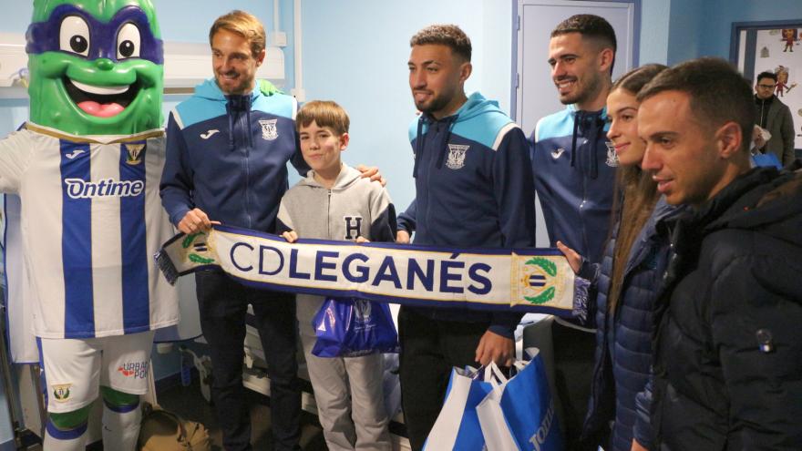 Jugadores del Club Deportivo Leganés con paciente pediátrico