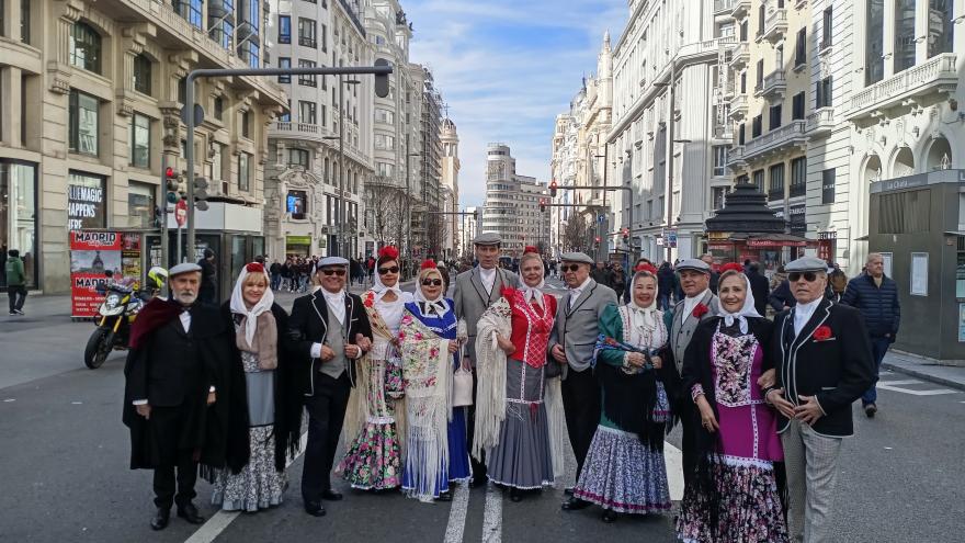 Un grupo de personas de chotis