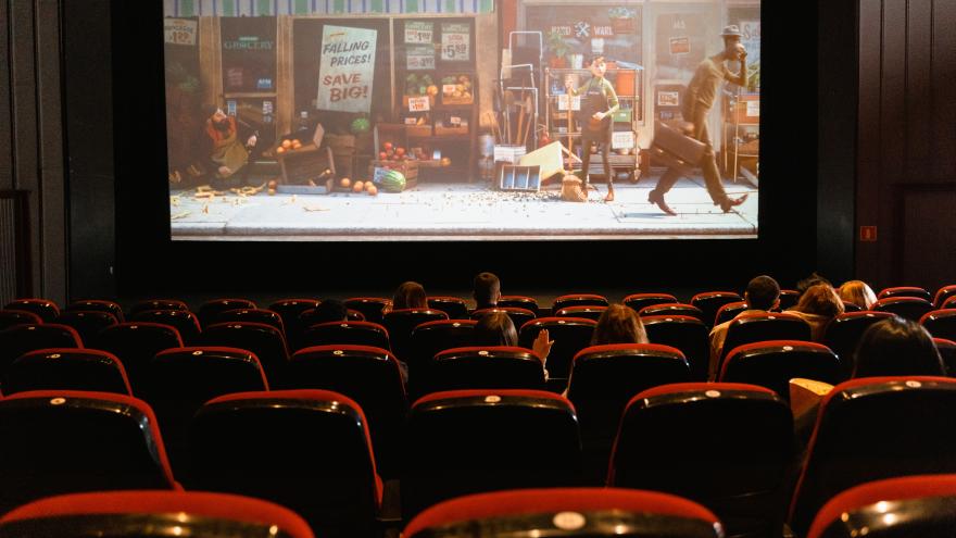 Una sala de cine mientras se emite una película